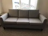 Velholdt grå stof/uld sofa.