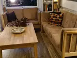 2 og 3 personers sofa med egetræsbord