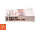 Pigen der legede med ilden (Millennium, 2. Bind) af Stieg Larsson (Bog) - 2