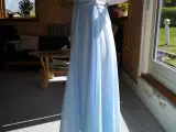Babyblå kjole med lidt blonder. - 2