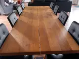 Spisebord i massiv eg med to tillægsplader.
