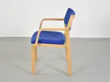 Farstrup konference-/mødestol i bøg med blåt polster, med armlæn - 2