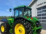 John Deere 7710 8.1L motor, store hjul og frontlift. En ejeres velholdt gård traktor. - 3