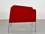 Skandiform lounge-/lænestol med rød polster og alugrå ben. - 2