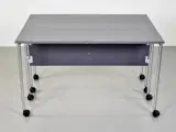 Klapbord med grå bordplade og hjul - 3