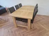 Spisebord med nye stole.
