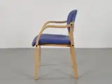Konference-/mødestol i dueblå, med stel og armlæn i bøg - 4