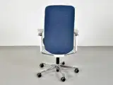 Kinnarps capella white edition kontorstol med mørkeblåt polster og armlæn - 3