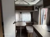 2023 - Eriba Touring 430 Legend   Lækker rejsevogn med fast dobbeltseng fra Hinshøj Caravan - 5