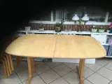 Spisebord bøgetræ samt 4 stole