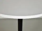 Højt cafébord med hvid plade på sort fod - 4