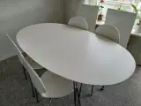 Spisebord, hvidt, ovalt, 2 udtræksplader, 4 stole