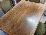 Egetræs bord med 4 stole