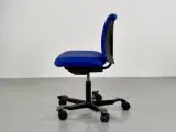 Häg h05 kontorstol med blå polster og sort stel - 4
