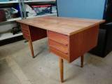 Retro skrivebord med runde ben