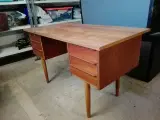Retro skrivebord med runde ben