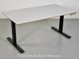 Hæve-/sænkebord med lysegrå plade og sort stel, 140 cm.