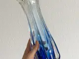 Organisk glasvase m blå bund - 4
