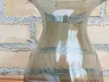 Vase i røgfarvet glas