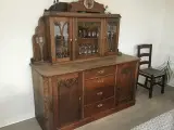 Skal sælges nu Gammelt vitrine skab med glaslåger