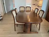 Skovby spisebord med 6 stole og 2 plader 