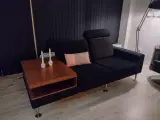 Super flot sofa med indbygget bord og tilhørende p
