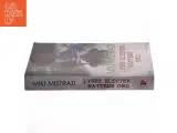 Lyset sletter nattens ord : roman af Miki Mistrati (f. 1968) (Bog) - 2