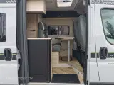 2025 - Chausson V594 Max   Flot nyt design - 5 sovepladser - van med to dobbeltsenge på tværs i køjesystem. 2,2, L motor , 140 HK, articpakke, solcelle og markise m.m. - 5