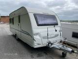 2009 - Adria Adora 542 UT   Enkelsengsvogn med rundsidegruppe fra Hindshøj Caravan A/S