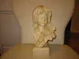 Buste af pige i marmor