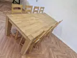 Spisebord med 9 stole