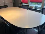 Haslev spisebord med 1 udtræksplade i hvid laminat