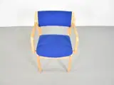 Farstrup konference-/mødestol i bøg med blåt polster, med armlæn - 5