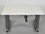 Hæve-/sænkebord med hvid plade på grå stel - 5