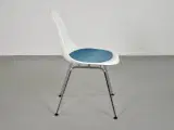 Vitra eames stol i hvid med blå fraster filthynde - 4