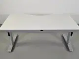 Hæve-/sænkebord med hvid plade med mavebue på alugrå stel - 4