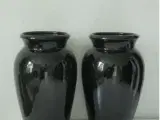 2 høje sorte vaser, højde 35cm=375,-kr.