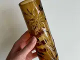 Cylindrisk glasvase, ravfarvet m blomsterpræg - 4