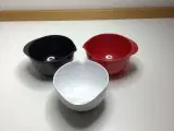 3 små rosti  mepal skåle, 150 ml. Rød, sort,hvid