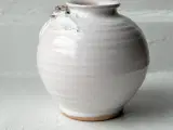 Lille hvid kuglevase m keramikblomster - 5