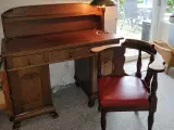 Skrivebord med stol uden lampe