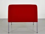 Skandiform lounge-/lænestol med rød polster og alugrå ben. - 3