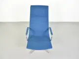 Arper loungestol i blå med armlæn og krom stel - 5