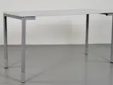 Kinnarps skrivebord med hvid plade på grå ben - 5
