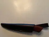 Kniv med skede handlavet af fineste materiale 