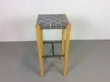 Materia barstol i ahorn med grå flettet sæde - 4