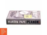 Planen : roman af Morten Pape (f. 1986) (Bog) - 2