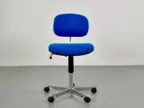 Fritz hansen kontorstol i blå med krom stel.