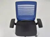Steelcase think kontorstol med sort sæde og ryg i blå mesh - 5