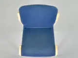 Konference-/mødestol i petroleumsblå, med stel i ahorn. - 5